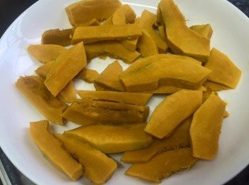 step3: 南瓜半個去皮切薄片，隔水蒸淋約10分鐘