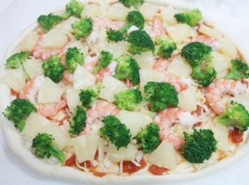 step15: 放上花椰菜及鳳梨片~~ 放進預熱220度烤箱烤約12分鐘即完成囉^^"