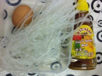 step1: 把燕菜絲洗淨加入食水大火煮滾，小火把燕菜絲煮溶，過程約20分鐘。