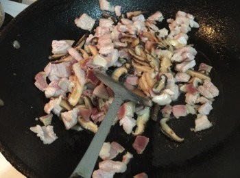 step5: 燒熱鍋加油先炒五花腩，然後再加咸肉及冬菇。