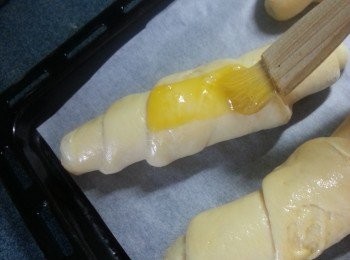 step9: 10分鍾後,再搽上一層蛋黃