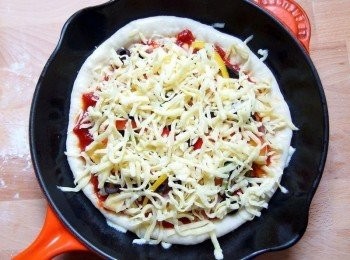 step15: 最後撒上乳酪絲,烤箱設定220度C,烘烤約15分鐘(時間依每家烤箱溫度而增減)