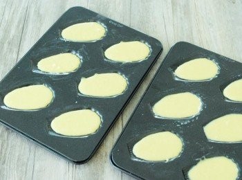 step4: 在瑪德蓮模具內塗一層溶化牛油，倒入蛋糕糊，放入已預熱180度C焗爐，焗約10-12分鐘即可