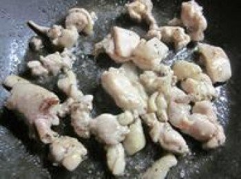 step2: 平底鍋放油加入雞腿肉炒熟盛起備用