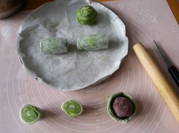 step11: 將粉團切開一半成兩件,有紋方向做面，按平粉糰,用手慢慢推成帽型狀,包1粒豆蓉,慢慢用手埋口,不要用棍碌,否則不會有一絲絲紋出現