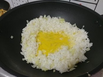 step4: 轉中火， 在鑊得中央開一小洞， 加少許油， 下蛋漿然後用鑊鏟慢推