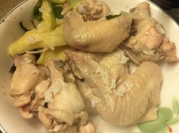 step7: 飯煮好後把雞件, 蔥段, 薑片盛起