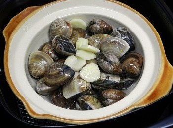 step2: 加上蒜片、清酒與水