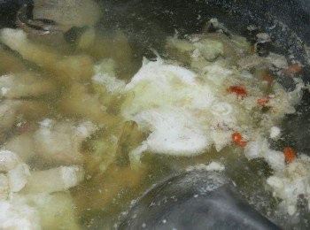 step5: 先加鹽調味，下蛋煮成蛋包，另起一鍋水，煮滾後下麵線約煮一分鐘~就可以盛碗囉~