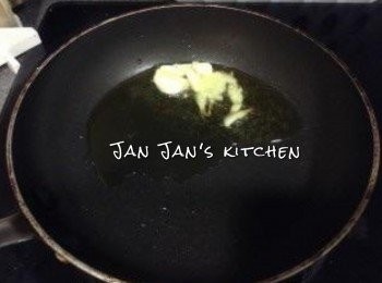 step3: 放油先將薑片蒜頭炸香至金黃棄掉剩下油。