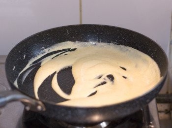 step4: 倒入鮮奶油，下鹽﹑黑椒碎及黃芥末拌勻煮熱