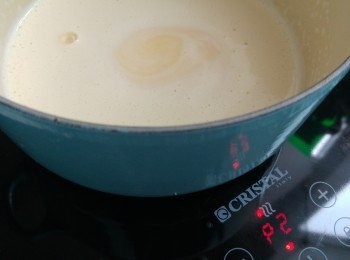 step4: 將牛油鮮奶分幾次加入低筋麵粉內快手攪拌後明火再煮。