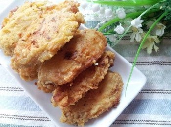 step8: 平底鍋中加入6大匙油 , 燒熱後用半煎炸的方式 , 把雞翅加入炸至二面金黃即可