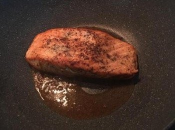 step4: 不沾鍋，不放油，中小火；鮭魚皮朝下煎到四面上色。（圖裡的油都是鮭魚煎後釋放出來的油）煎好後取出靜置。