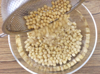 step1: 將黃豆用水洗淨，然後用水最少浸8小時或過夜，備用。