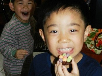 step12: 大兒子終於吃到他欽點的點心ㄌ~~