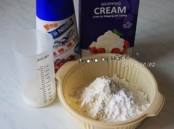 step1: 先要做出兩種不同顏色的餅乾麵糰
才能將松鼠與浣熊表現得比較生動活潑唷！