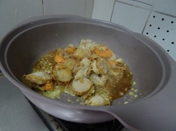 step4: 下生抽和糖轉中火煮至收汁便可便可上碟。(調味料的份量請按帆立貝大小自行微調。)