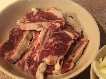 step4: 放置於大碗中，加入海鹽及黑胡椒碎略醃15-20分鐘