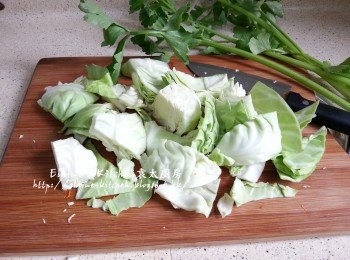 step3: 南瓜去籽去皮切粒 , 椰菜洗淨切細塊