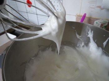 step2: 材料(1) – 蛋白加小許鹽打至開始起泡, 再分3次加入砂糖, 打至軟滑尖鋒狀