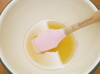 step1: 取一容器混和蜂蜜及沙拉油攪拌均勻!!!