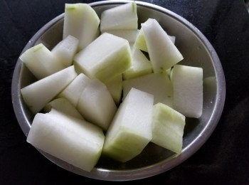 step2: 冬瓜，去皮後切厚件
