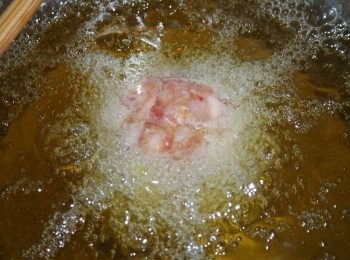 step5: 鍋內入油（需要用油多一些方便油炸），燒至7成熱，轉中小火，放入丸子