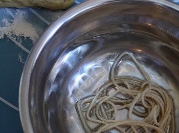 step3: 第一次發酵為期45分鐘完成後, 拿出來用手排氣分成3-4個等份麵糰