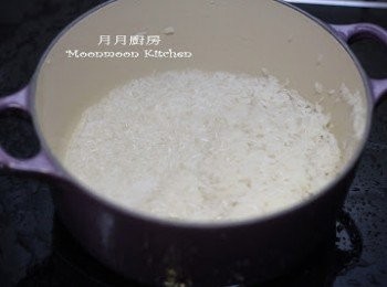 step7: 甜豉油材料用小煲煮熱，吃時淋上飯面即成。