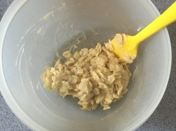 step3: 加入杏仁片拌匀，雪藏30分鐘。
取出後，預熱焗爐160度。
