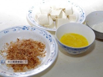 step2: 用廚房紙把豆腐印乾，切開6-8份。