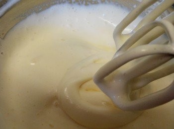 step2: 全蛋打入搅拌盆中，先用低速，搅拌成发泡以后倒入砂糖，用低速打大约1分钟后换高速继续搅拌打发出现清晰地纹路浓稠。