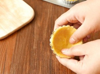 step14: 依影片所示把以麵團壓入撻模。