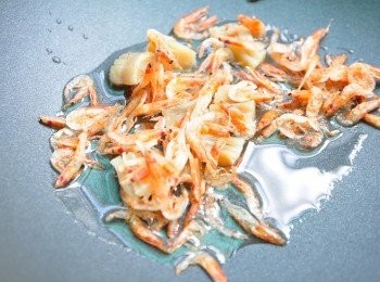 step2: 先放入櫻花蝦與干貝爆香