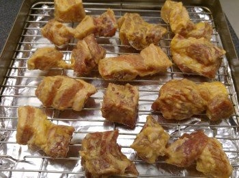 step4: 在焗爐攞出焗盆和網架,再將腩排平均放上網架,預設時間25分鐘。