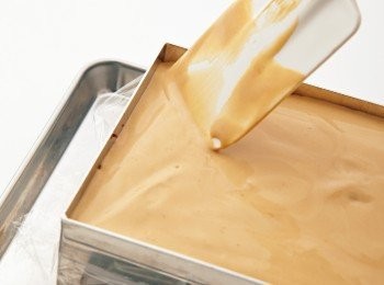 step26: 用橡皮刮刀抹平25的表面。