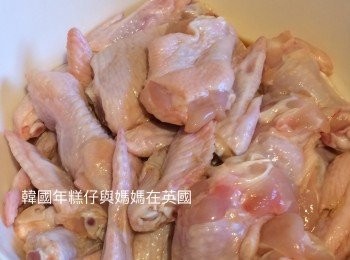 step1: <a href="https://bit.ly/3zHU5V3" target="_blank" data-keyword="雞翼" class="guide-link"><strong>雞翼</strong></a> <span style="display:inline-block;vertical-align:middle;margin-top:-3px;color:initial;border-radius:3px;padding:2px 3px;font-size:12px;line-height:14px;background:#87d300;color:#fff;">即買</span> 1Kg洗淨放入碗內，把醃雞調味的材料一起拌勻，醃一會備用。