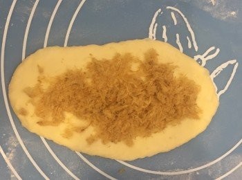 step3: 用棒壓平排氣，再在上面放上肉鬆。