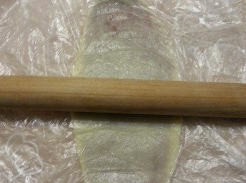 step13: 將已雪15分鐘的皮用麵棍碌長條形, (用個食物袋包住碌皮會可以碌得更長及不會痴底)
