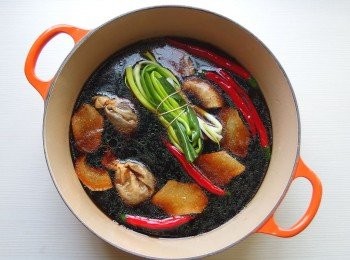 step4: 加入醬油及米酒煮滾,再倒入水及冰糖,滷包及辣椒和青蔥一起煮滾,煮15分鐘讓滷包的香氣釋出。