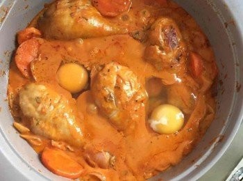 step8: 然後打入生蛋，蓋蓋焗5分鐘。最後熄火撒上Rosemary 即可。