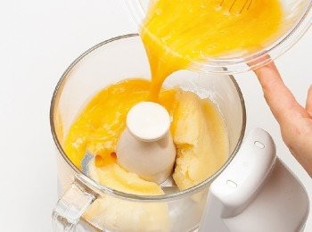 step5: 將4放入食物調理機中，一點一點地加入打散的蛋液攪拌，打出滑潤的麵糊（舀起後會緩緩掉落的柔軟度）。