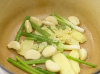 step4: 鍋子中火加油燒熱，加入蒜子、蒜蓉、薑片、蔥段炒香。