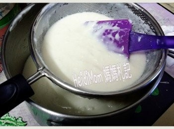 step3: 把滾熱的奶分3-4次撞入粉內攪勻。

(熱奶可令口感變得Q軟)

攪好粉漿過篩去粉粒，然後隔水大火蒸20-25分鐘。