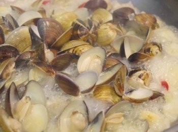 step6: *放入義大利麵，羅勒，拌勻。如果湯汁過少，可以放些煮麵水~