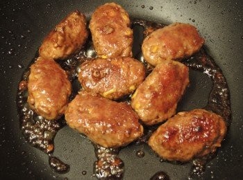 step9: 調好醬汁，倒入肉丸內小火煮至稠身，滾動肉丸沾上醬汁便成。