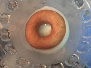 step11: 要沾<span class="group_4">糖霜</span>的甜甜圈則需放到略微降溫後再沾，閒置後的<span class="group_4">糖霜</span>會變濃稠，更容易沾黏在甜甜圈上。