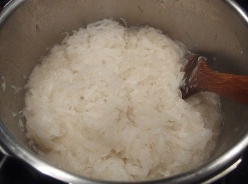 step8: 開小火，倒入米漿,拌炒均勻。