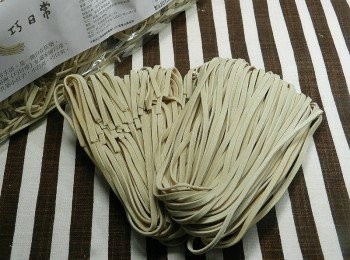 step1: 這一包綜合麵條一共有三種：關廟麵、陽春麵、粿仔條，今天選用的是陽春麵